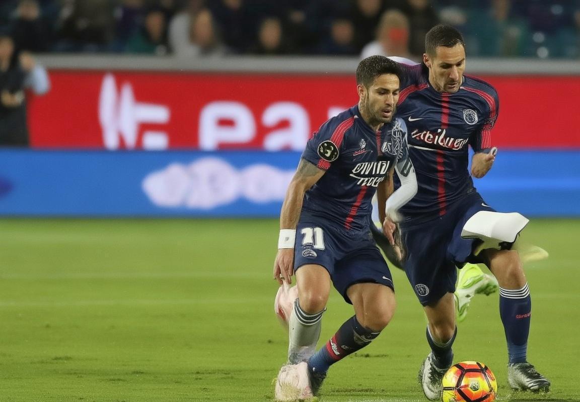 PSG对皇马：欧冠巅峰对决：历史与未来展望(图2)